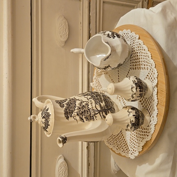 Royal Mail by Myott china coffeepot, gravy boat and salt and pepper shakers. - Picture 2 of 9